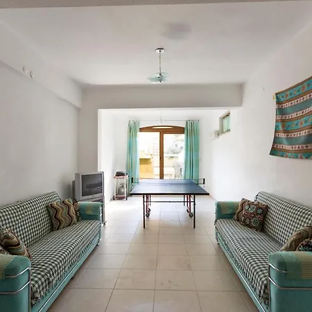 Sleeps 11 Pool Air Con Wifi